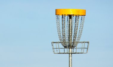 Frisbee golf Sepete karşı mavi gökyüzü