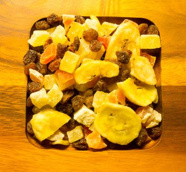 bir ahşap kase karışık tropikal meyve Kuru