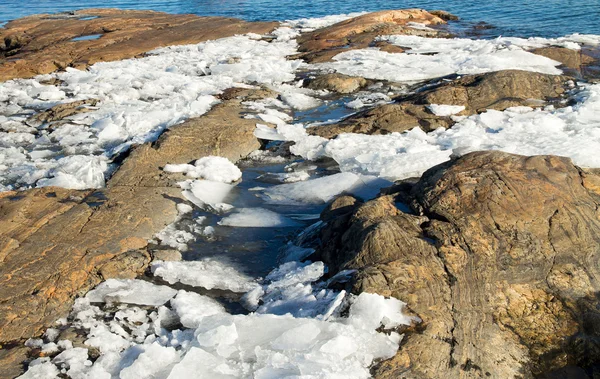 Smeltend ijs op de kust van de Baltische Zee — Stockfoto