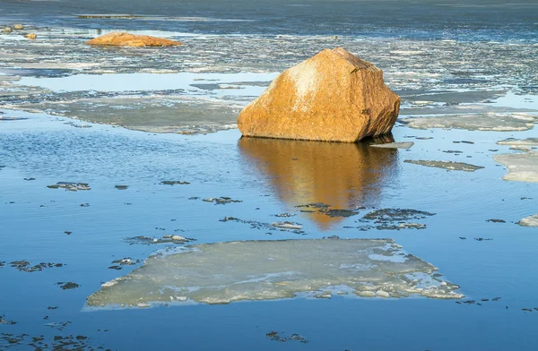 Buzlu bahar okyanusta yansıtan rock — Stok fotoğraf