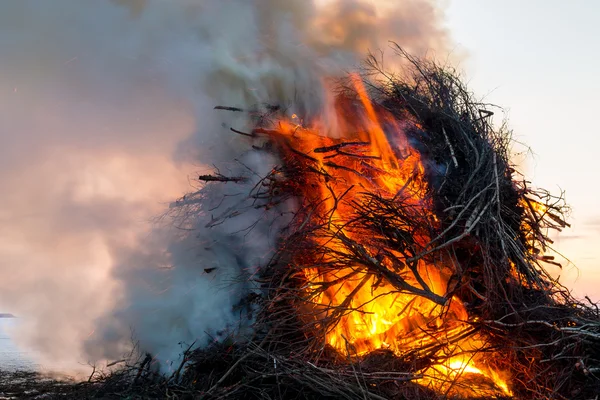 Smoking bonfire Rechtenvrije Stockafbeeldingen