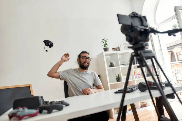Man teknik bloggare kasta bort hörlurar, missnöjd med kvaliteten på det när du spelar in video blogg eller vlog om nya prylar hemma studio — Stockfoto
