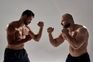 Kafkasyalı genç ve vahşi vücutgeliştiriciler savaşmaya hazır