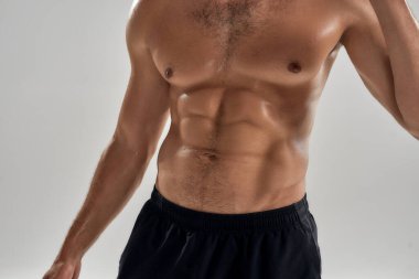 Beyaz adamın gömleksiz, kaslı gövdesi.