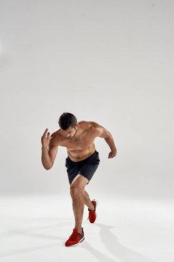 Genç yakışıklı beyaz erkek sporcu yan yana koşuyor