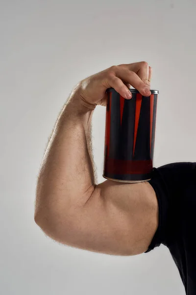 Sport táplálkozás palack férfi bicepsz — Stock Fotó