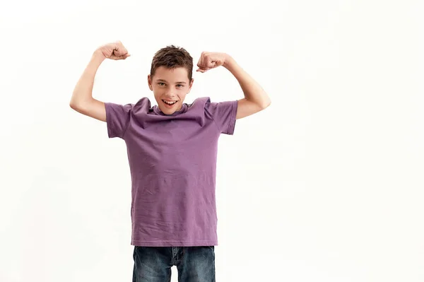 Feliz adolescente discapacitado con parálisis cerebral sonriendo a la cámara y levantando puños apretados, sintiéndose fuerte, posando aislado sobre fondo blanco — Foto de Stock