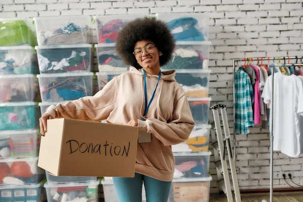 Afrikaans amerikaans meisje houden donatie doos en glimlachen op camera — Stockfoto