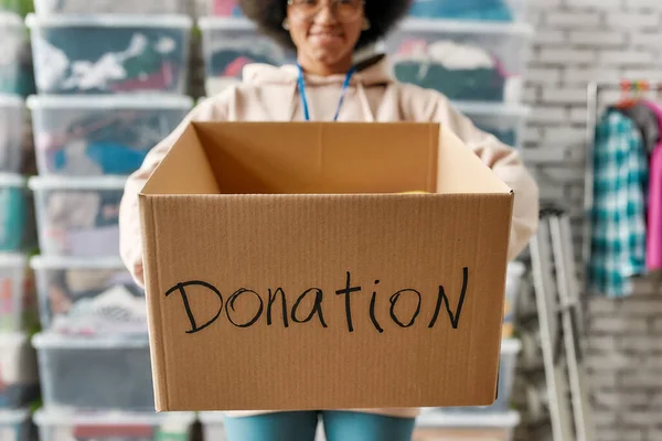 Recortado disparo de sonriente chica sosteniendo caja de donación — Foto de Stock