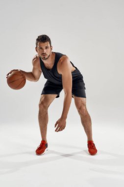 Genç kaslı beyaz basketbolcu.