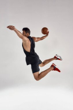 Beyzbol oynayan yakışıklı, beyaz profesyonel erkek sporcu.