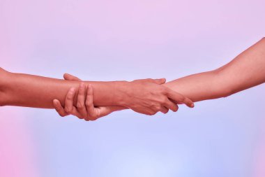 İki kıza yakın durun. Birbirlerini kollarıyla tutuyorlar. Mor arka planda izole haldeler. Destek, birliktelik kavramı