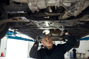 Asansörde otomatik olarak çalışan genç Kafkasyalı tamirci
