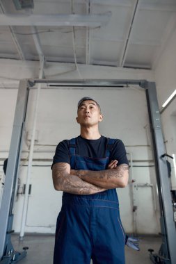 Araba servisi üniformalı Asyalı tamircinin portresi.