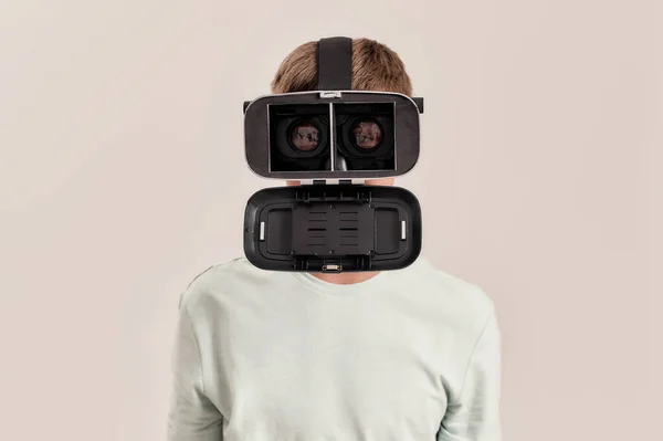 Niño adolescente con síndrome de Down con gafas VR. Niño especial que experimenta la realidad virtual, de pie aislado sobre fondo blanco —  Fotos de Stock