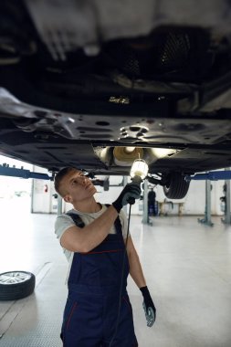 Mekanik teşhis makinesi poposu fenerle aydınlatıldı