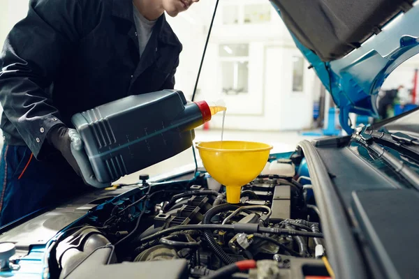 Wechsel des Motoröls an der Autotankstelle — Stockfoto