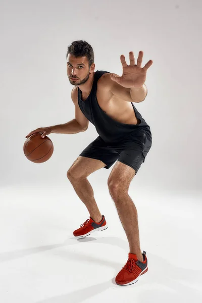 Pemain basket muda Kaukasia menunjukkan telapak tangan terbuka — Stok Foto