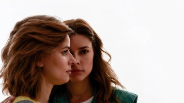 İki çekici genç kızın ön ve yan görünüşü, beyaz arka planda izole edilmiş ikiz kız kardeşler.