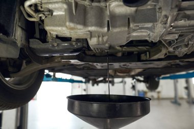 Kullanılan makine yağı motordan büyük huniye boşaltılıyor