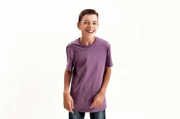 Portrait de garçon handicapé adolescent heureux avec paralysie cérébrale riant à la caméra tout en posant, debout isolé sur fond blanc — Photo