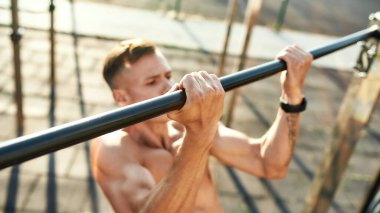 Çekiş sırasında genç erkeklerin ellerine seçici bir bakış açısı