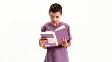 Serebral felçli, kitap okuyan ve beyaz arka planda izole bir şekilde duran engelli bir çocuğun portresi.