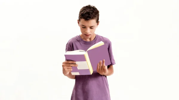 Retrato de un adolescente discapacitado con parálisis cerebral sosteniendo y leyendo un libro, de pie aislado sobre fondo blanco — Foto de Stock