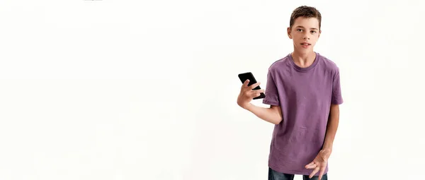 Tiener gehandicapte jongen met cerebrale parese kijken naar de camera en het houden van smartphone, poseren geïsoleerd over witte achtergrond — Stockfoto