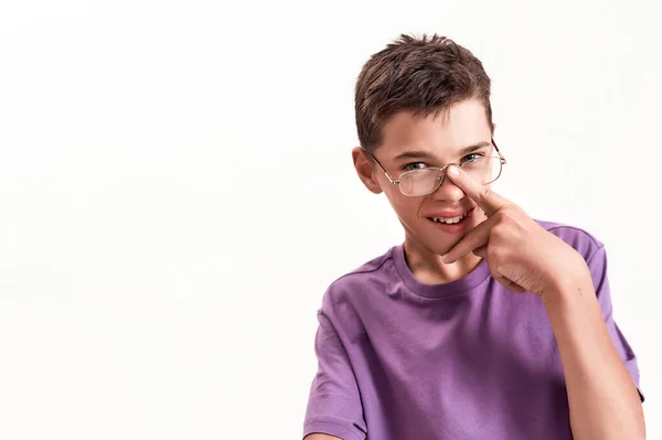 카메라 앞에서 웃고 있는 뇌성 마비 소년의 모습, 하얀 배경 위에 따로 떨어져 있는 안경을 조정하는 모습 — 스톡 사진