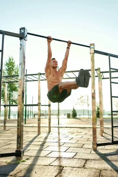 Strong shirtless caucasian athlete performing corner during street workout — Stock Photo, Image