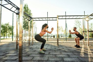 Salgın sırasında spor alanında antrenman yapan iki sporcu.