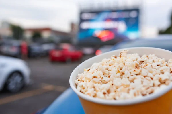 Gelber Eimer voll Popcorn im Drive-In-Kino — Stockfoto