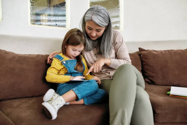 Nonna insegnare nipote a utilizzare tablet digitale — Foto Stock