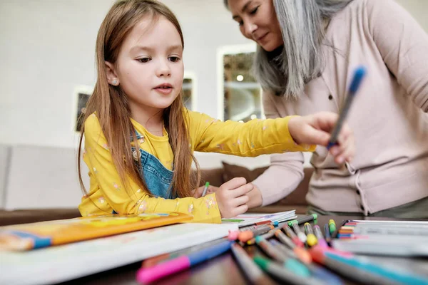 おばあちゃんと絵を描くためのフェルトペンを選ぶ孫娘 — ストック写真