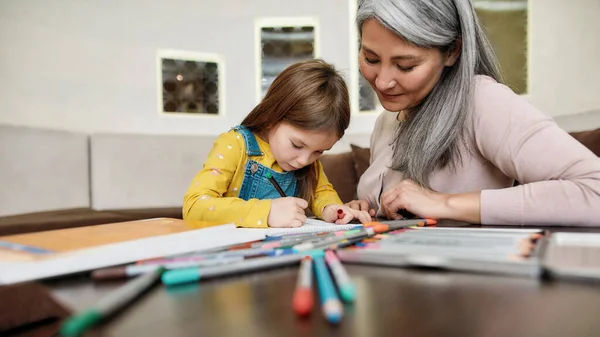 Bambina foto da colorare durante il soggiorno a casa — Foto Stock