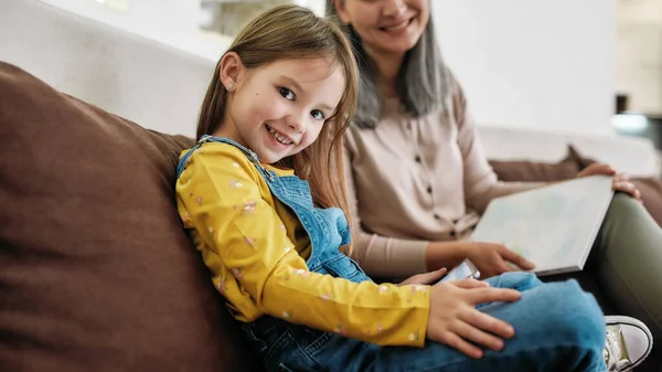 Boldog kislány kezében digitális tabletta otthon — Stock Fotó