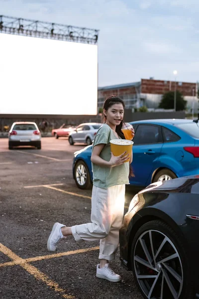 Young asian girl standing on car parking at auto cinema — Stock Photo, Image