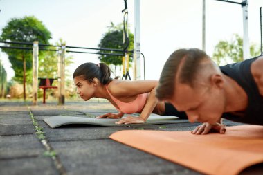 Karışık ırktan genç bir kız dışarıda beyaz adamla antrenman yapıyor.