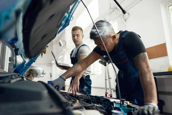 Análisis técnico del trabajo del motor del coche usando el ordenador portátil — Foto de Stock