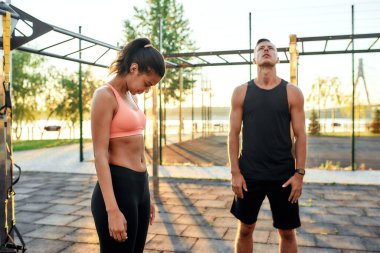 Spor yaparken ısınan genç bir çift.