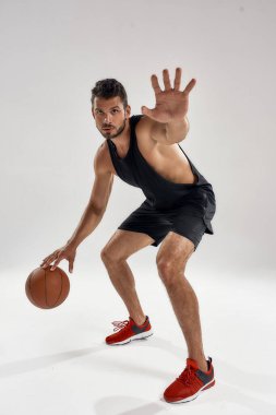 Oyun sırasında dur işareti gösteren genç basketbolcu