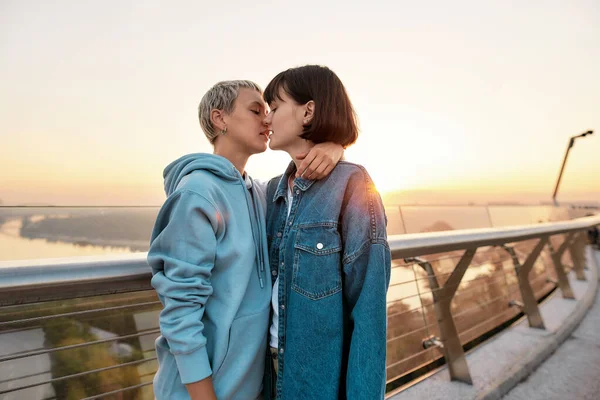 Young passionate lesbian couple kissing outdoors, Two women enjoying romantic moments together at sunrise — Stock Photo, Image