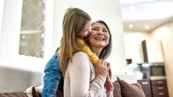 Dolci ricordi. Ritratto di nonna felice che si diverte con la sua gioiosa nipote mentre trascorre del tempo insieme a casa — Foto Stock