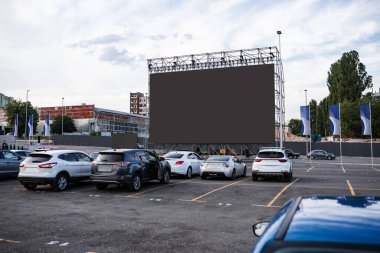 Açık hava sinemasına park edilmiş arabaların genel görünümü