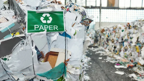 Cartel de reciclaje en banner sobre papel usado —  Fotos de Stock