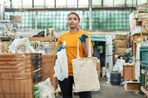 Young woman proposing reusable cotton bag instead of plastic — Stock Photo, Image