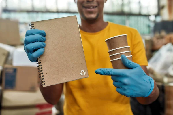 人が所有するリサイクルカップから製造されたノート — ストック写真