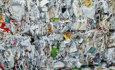 Geri dönüşüme hazır bir sürü kağıt