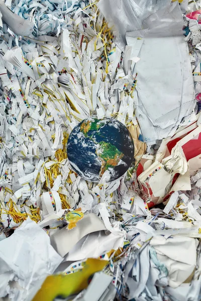 Globo modelo acostado en la pila de papel usado — Foto de Stock